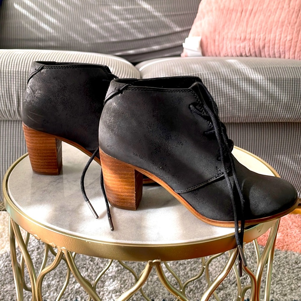 Toms size 6 black matte booties